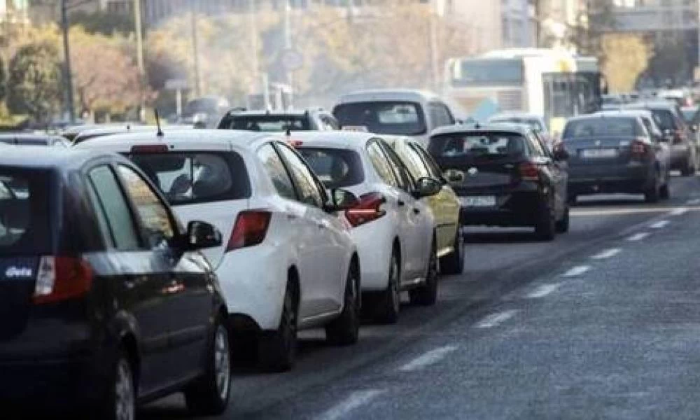 Κίνηση: «Κόλαση» η Αθηνών-Λαμίας με ουρές χιλιομέτρων